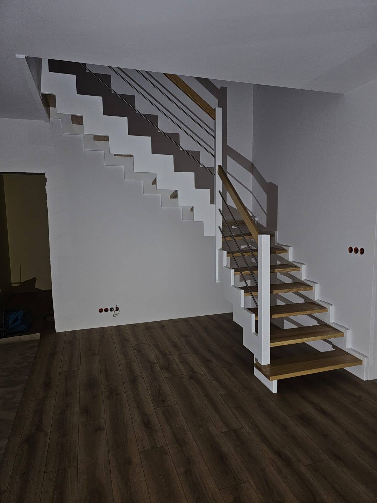 SCHODY DREWNIANE KAMIENIECA